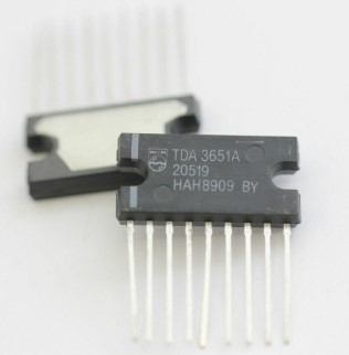 IC TDA vertical deflection circuit in a 9 pin SIL - uitlopend